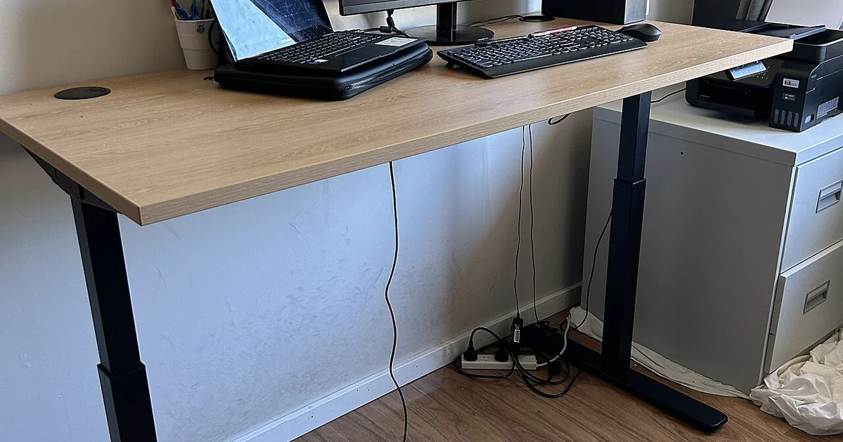 Sit/stand desk